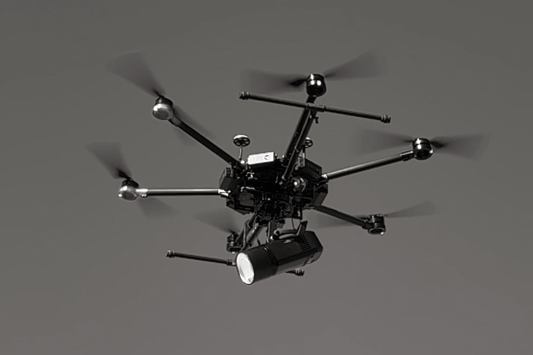 Drohne bei der Arbeit mit Beleuchtung für Blackshot Rekord