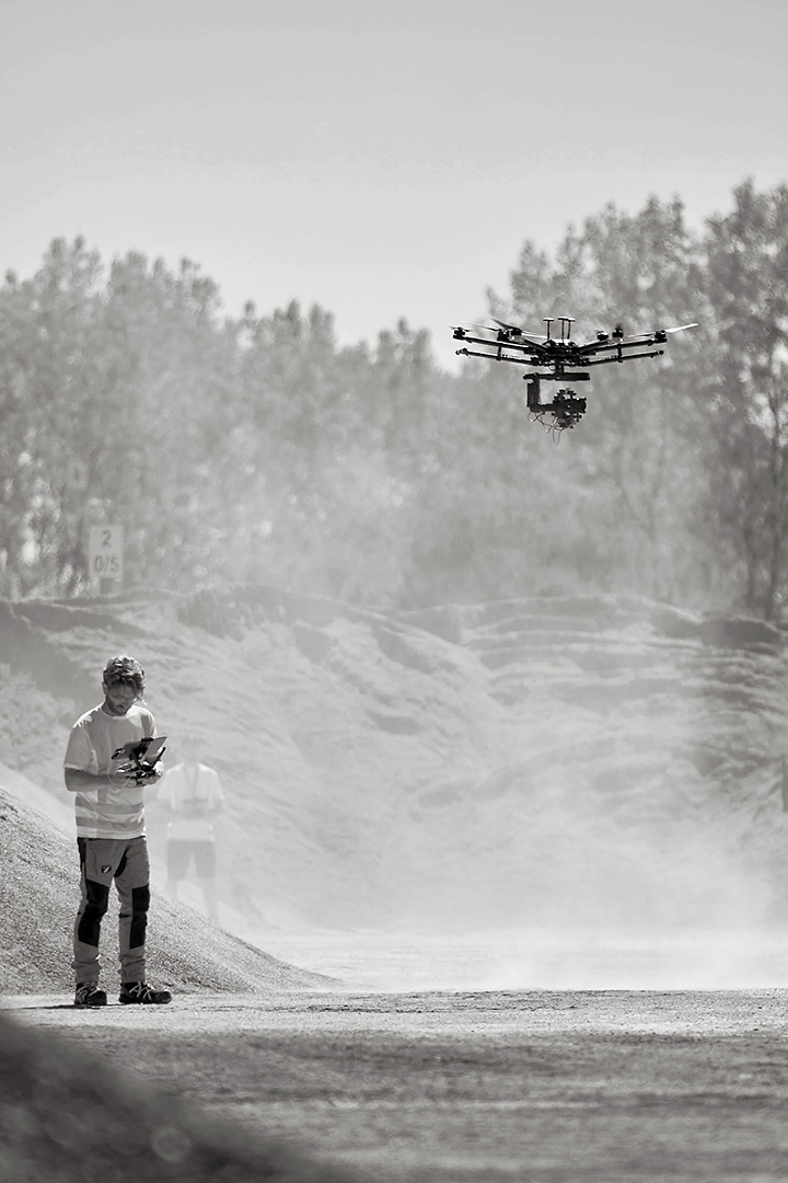 Ben Isselstein und Drohne während der Arbeit für Industriefotografie