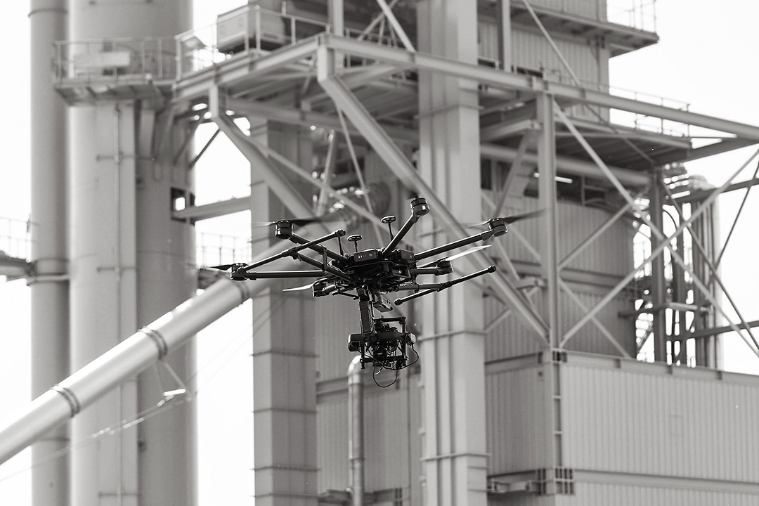 Drohne vor einer Industrieanlage