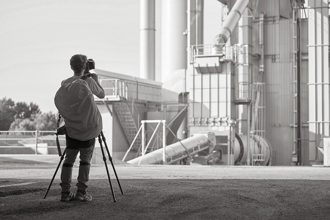 Industriefotograf bei der Arbeit auf einer Industrieanlage