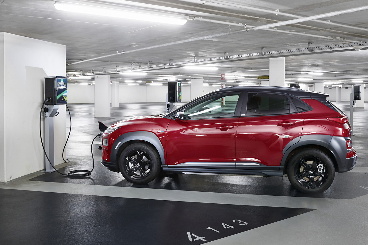 PKW CGI im Parkhaus Ladesäule EAuto in Aachen, Deutschland DACH